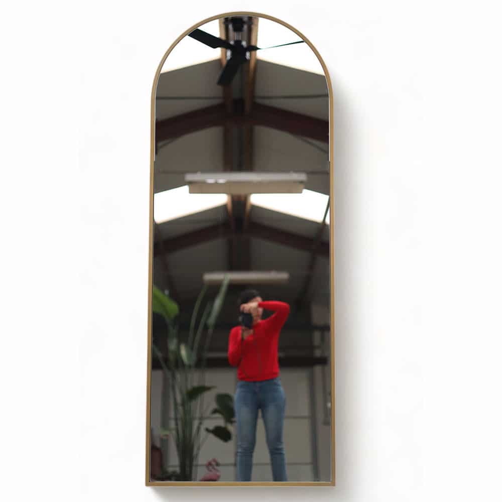 Gouden-Staande-Ovale-Spiegel-Shoot